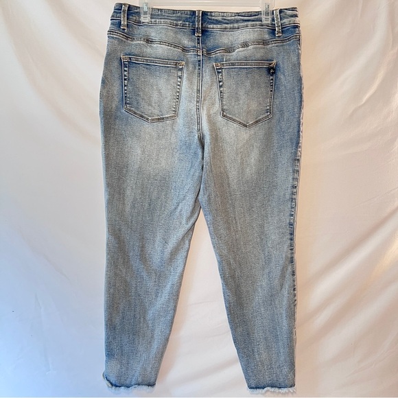 Maurice’s Distressed Button Fly Jeans Size Largw X-Short - Picture 2 of 8